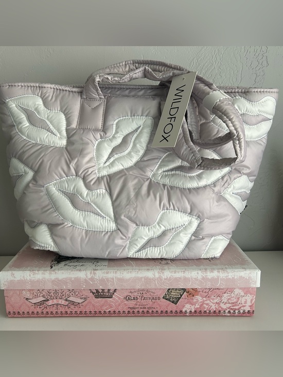 Wildfox Handbags - Wildfox Light Pink Quilted Lip Appliqué Tote with White Lips